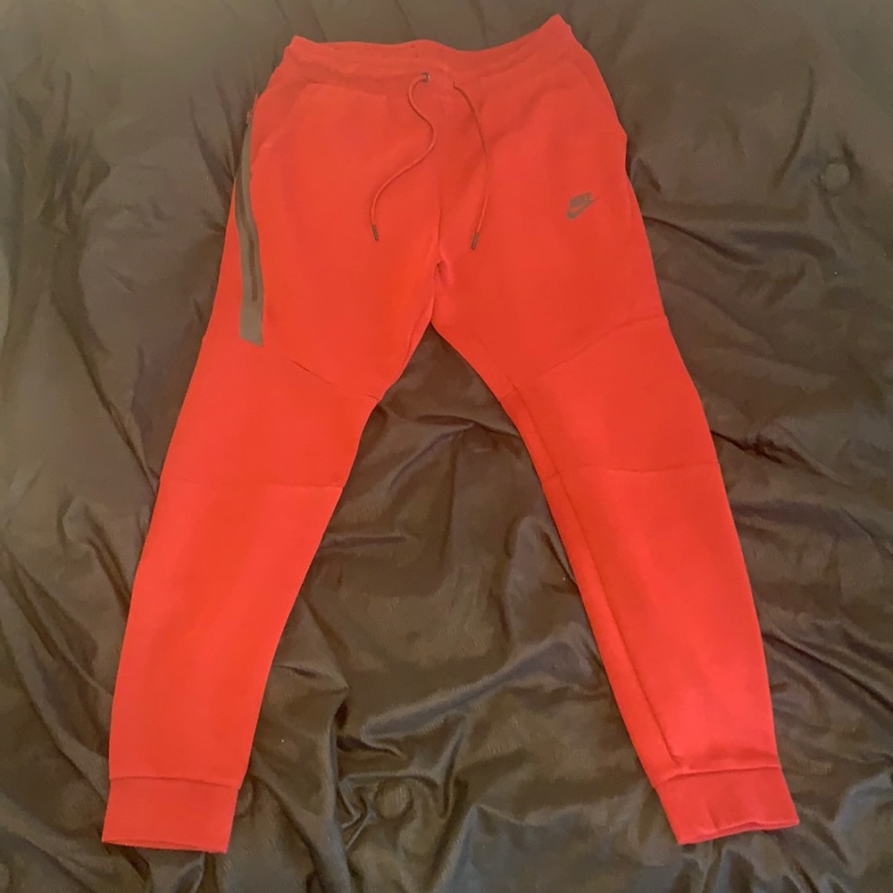 Nike Tech Joggers, Red.